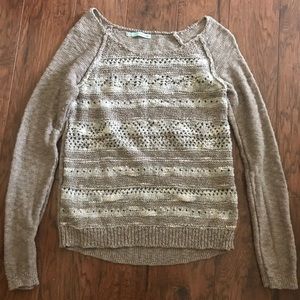 Light Maurice’s sweater